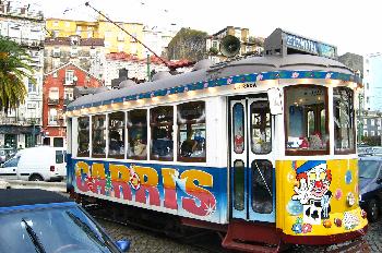 Tranvía con adornos navideños,Plaza Campo das Cebolas, Alfama, L