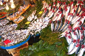 Mercado del pescado en Üsküdar, Estambul, Turquía