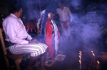 Santuario de la deidad local Maximón, Santiago Atitlán, Guatemal