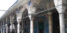 Galería con pilares al exterior de Rüstem Pasa Camii, Estambul,