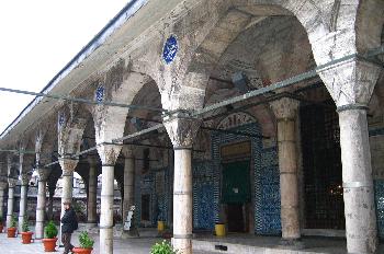 Galería con pilares al exterior de Rüstem Pasa Camii, Estambul,