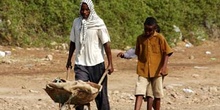 Hombre con carretilla, Rep. de Djibouti, áfrica