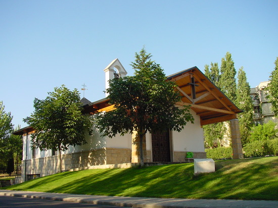 Vista lateral de iglesia en Majadahonda