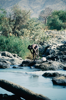 Nativo en el río, Namibia