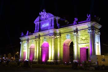 Iluminación de la Puerta de Alcalá con motivo de la Boda Real