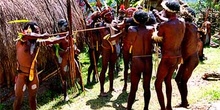 Momento del sacrificio de cerdo, Irian Jaya, Indonesia