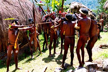Momento del sacrificio de cerdo, Irian Jaya, Indonesia