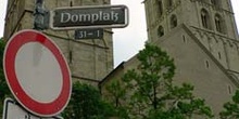 Domplatz en Muenster, con señales alemanas.