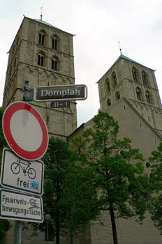 Domplatz en Muenster, con señales alemanas.