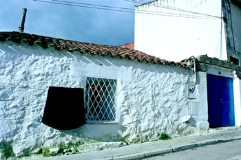 Fachada encalada de una casa