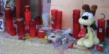 Objetos depositados en recuerdo de las víctimas de los Atentados
