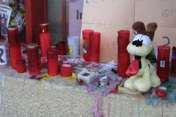 Objetos depositados en recuerdo de las víctimas de los Atentados