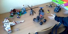 Lego, vehículos y robot perro Ollo