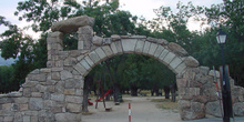 Arco de piedra y parque en Soto del Real