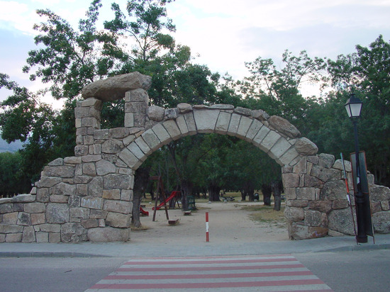 Arco de piedra y parque en Soto del Real