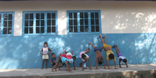 Niños de Quilombo delante de la escuela del pueblo, Sao Paulo, B