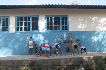 Niños de Quilombo delante de la escuela del pueblo, Sao Paulo, B