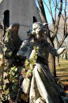 Estatua de ángel en el cementerio de Kerepesi, Budapest, Hungría