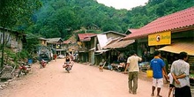 Calle principal de poblado Lao en el norte, Laos
