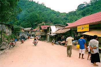 Calle principal de poblado Lao en el norte, Laos