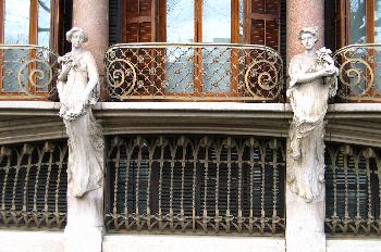 Esculturas en la fachada de la Casa Solá Morales, Olot, Garrotxa