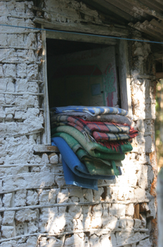 Mantas en la ventana de chabola de Quilombo, Sao Paulo, Brasil