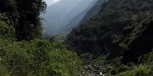 Volcán Tunguragua y Río Bascún en Baños, Ecuador