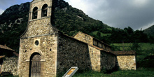 Vista de conjunto de la iglesia de Santo Adriano, Tuñón, Princip