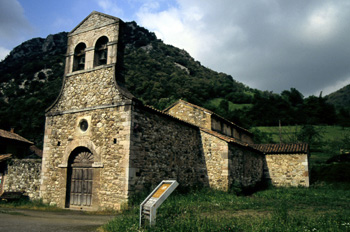 Vista de conjunto de la iglesia de Santo Adriano, Tuñón, Princip