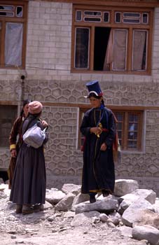Escena callejera con dos mujeres, Ladakh, India