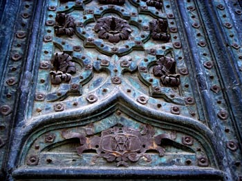 Detalle de herraje de puerta de la catedral de Vic, Barcelona, C