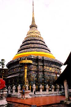 Stupa con relieves en oro y piedra, Tailandia