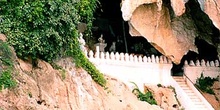 Acceso a templo construído en gruta, Laos