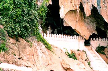 Acceso a templo construído en gruta, Laos