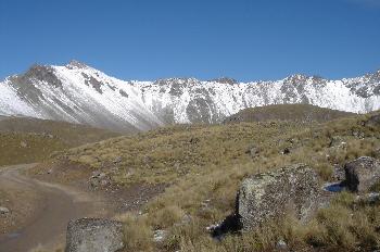 El volcán Nevado de Toluca, carretera de entrada al cráter
