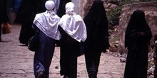 Grupo de mujeres paseando por Jibla, Yemen
