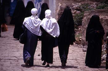 Grupo de mujeres paseando por Jibla, Yemen