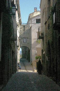 Calles en la antigua ciudad de Besalú, Garrotxa, Gerona