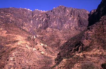 Vista de Shahara, en la cumbre de la montaña, Yemen