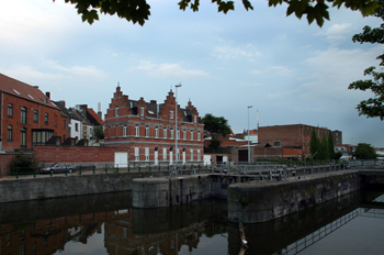 Esclusas en un canal de Gante, Bélgica