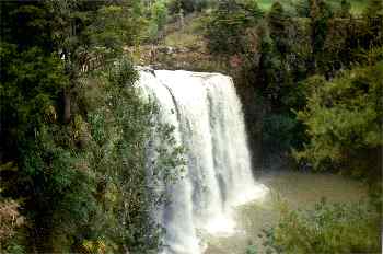 Catarata cercana a Hikurangi, vista desde arriba, Nueva Zelanda