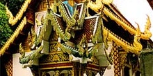 Fachada de templo en Chiang Mai, Tailandia