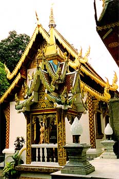 Fachada de templo en Chiang Mai, Tailandia