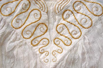 Bordado con cordón dorado