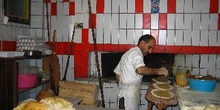 Hombre haciendo pitas, Estambul, Turquía