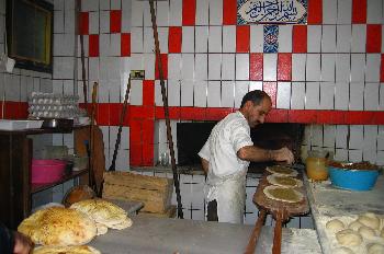 Hombre haciendo pitas, Estambul, Turquía