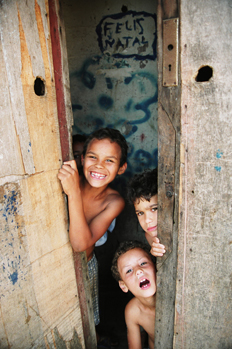 Niños jugando, favelas de Sao Paulo, Brasil
