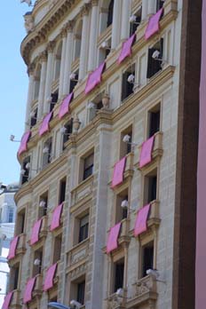 Colgaduras con el emblema oficial de la boda real