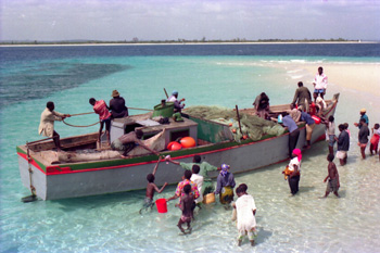 Barco atracando en playa, Nacala, Mozambique