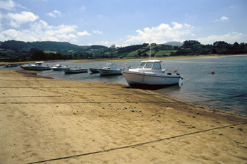Varadero en bahía arenosa de la ría de Villaviciosa, Principado
